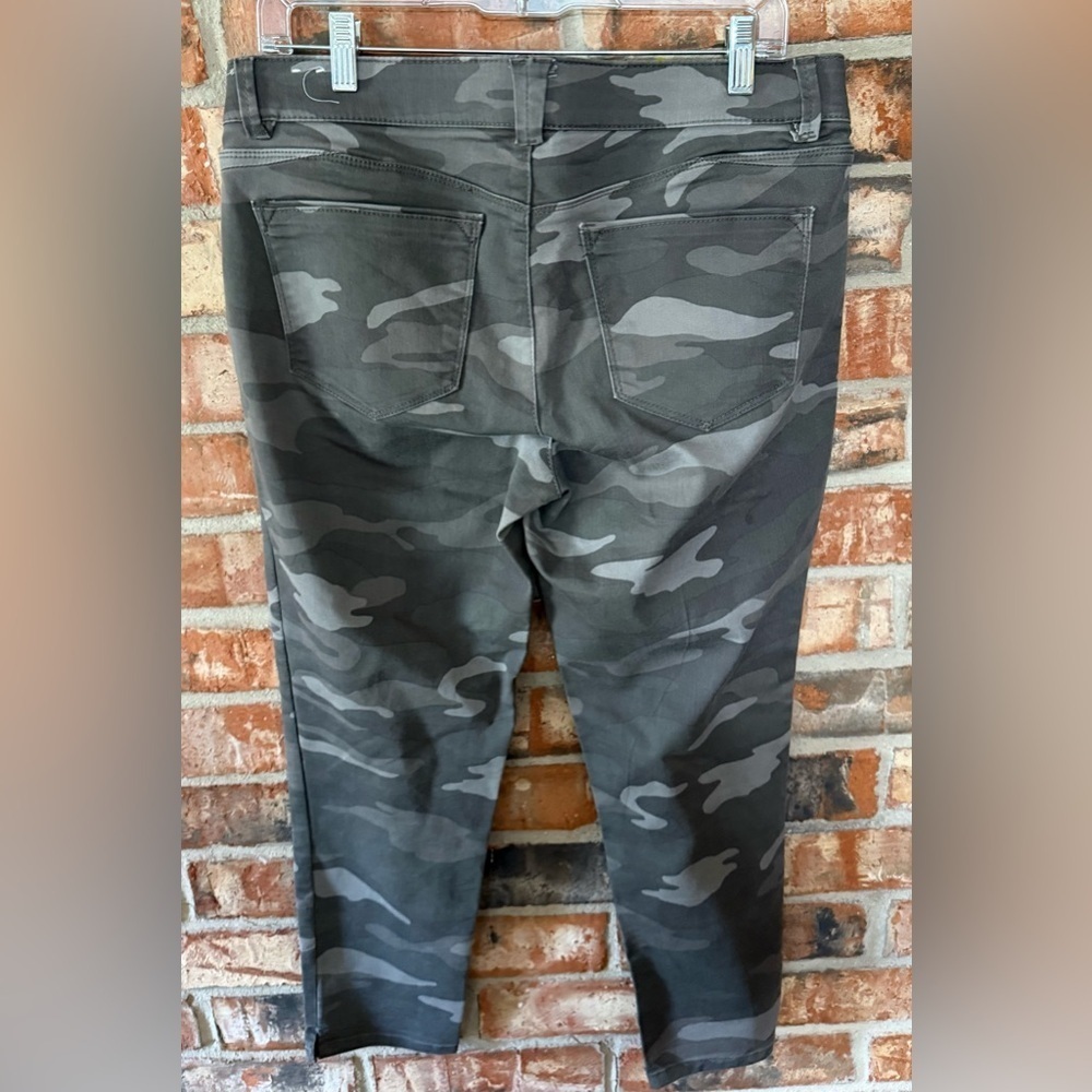 Wit & Wisdom Camouflage Ankle Pants - Picture 2 of 8